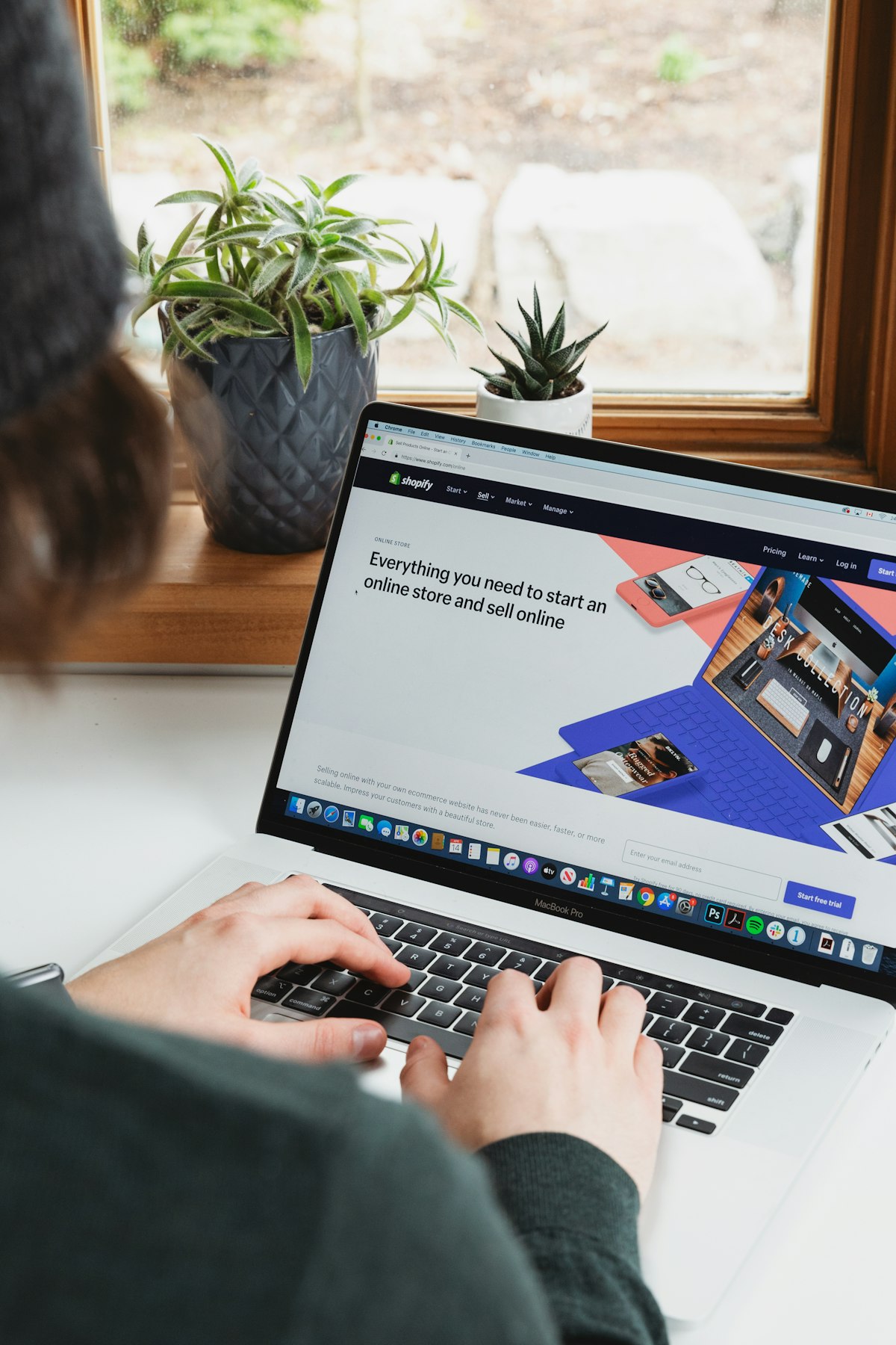 Pessoa comprando em loja online pelo notebook
