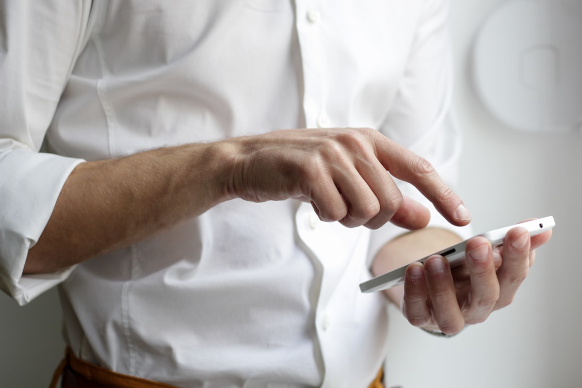 Pessoa usando smartphone para compras online