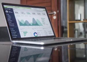 Notebook exibindo dashboard de métricas de anúncios
