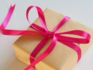 Presente embrulhado em papel kraft com fita, simbolizando as vendas de Dia dos Pais no e-commerce