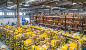 Centro de distribuicao de e-commerce com caixas e caixas plasticas organizadas em prateleiras