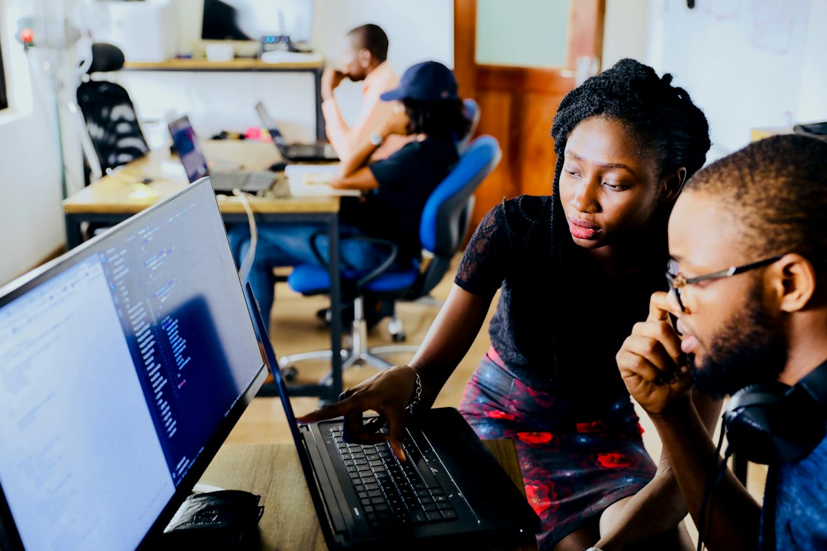Equipe de e-commerce trabalhando em computadores em um escritório