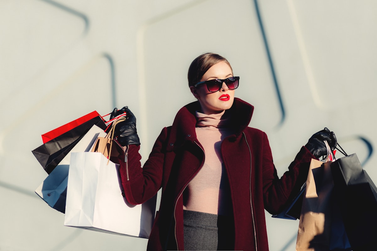 Consumidora segurando sacolas de compras após comprar pelas redes sociais